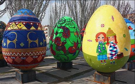 تخم مرغ های رنگی در سطح شهر تخم مرغ های رنگی در سطح شهر
